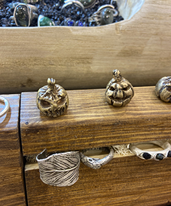 zdjęcie biżuterii z targów AmberExpo