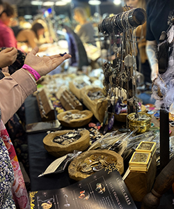 zdjęcie biżuterii z targów AmberExpo