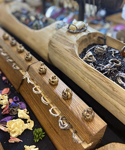 zdjęcie biżuterii z targów AmberExpo
